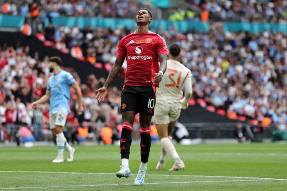 Rashford đang thi đấu tệ trước Man City.